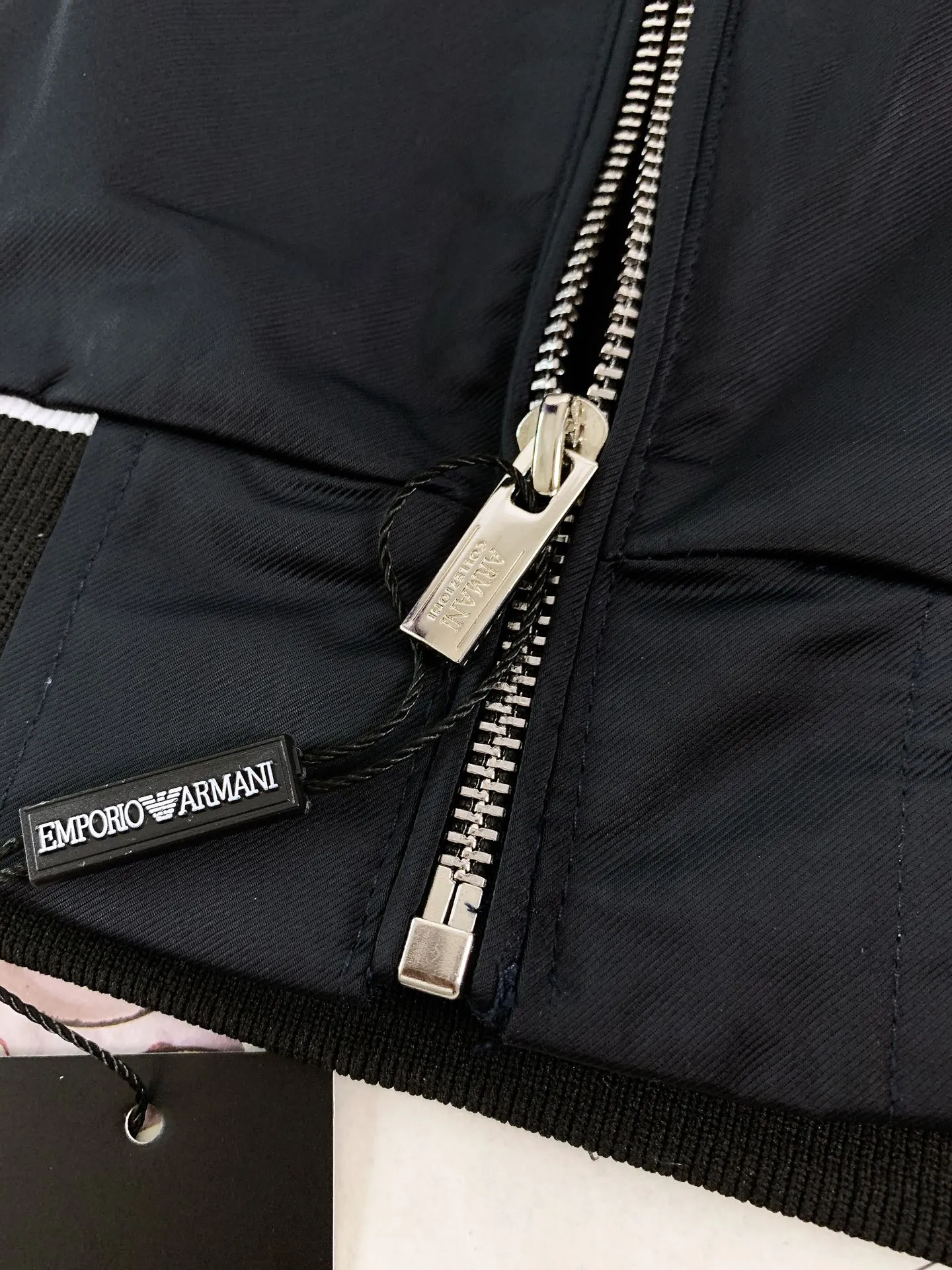 Em Porio Armani Armani Casual Hooded Jacket Windbreaker Jacket 🧥, the upper body becomes slimmer and whiter in seconds, the handle is perfect, and hardware accessories are provided for decoration. Suitable for both business, commuting and leisure, you can be satisfied with various daily outfits. The upper body is full of style and full of high-end sense! Pockets are designed on both sides of the body, making these designs more convenient and practical! Premium custom hardware engraved zipper pull accessories and Classic triangle logo decoration on the chest increase the overall sense of layering, making a simple jacket instantly rich! ! It keeps you warm and adds layering to your outfit. It has a great effect on the upper body. Two colors are recommended………………………………………………………………… ❥∙Size: M-3XL